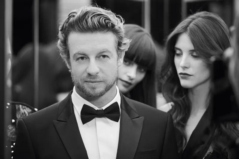 سيمون باكر هذا هو الجنتلمان الحقيقي