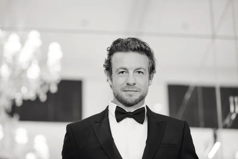 سيمون باكر هذا هو الجنتلمان الحقيقي