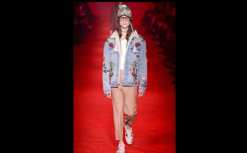 أناقة السبعينات تملي تصاميم الموسم