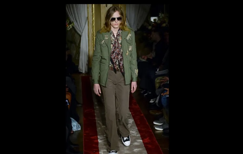 أناقة السبعينات تملي تصاميم الموسم