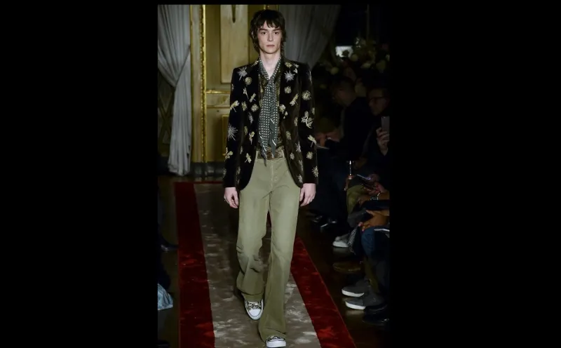 أناقة السبعينات تملي تصاميم الموسم