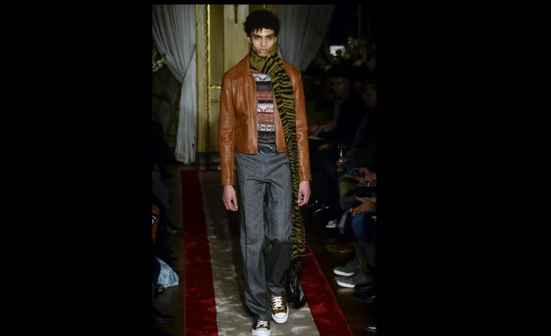 أناقة السبعينات تملي تصاميم الموسم