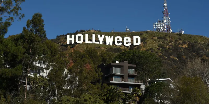 عجائب 2017 لافتة هوليوود الشهيرة تصبح هولي ويد 