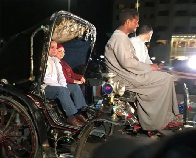 فيديو| الرئيس المصري «السيسي» يقوم بجولة بـ «الحنطور» برفقة زوجته