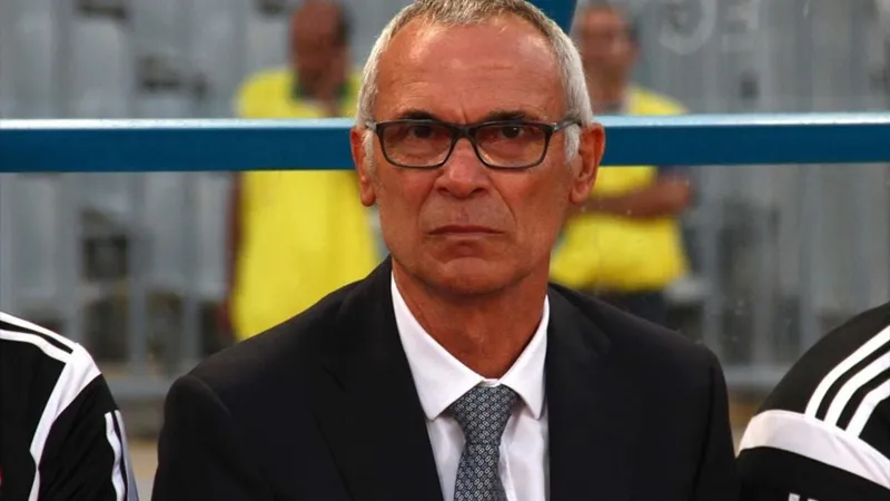 بالفيديو.. لاعب غانا يبصق على مدرب الفراعنة هيكتور كوبر