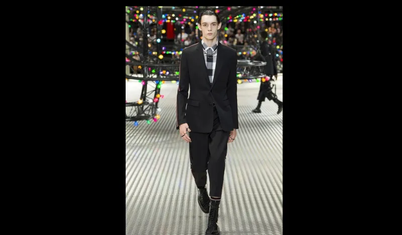 لأناقة ملفتة.. 7 طرق جديدة لارتداء قميص أوكسفورد المزرر