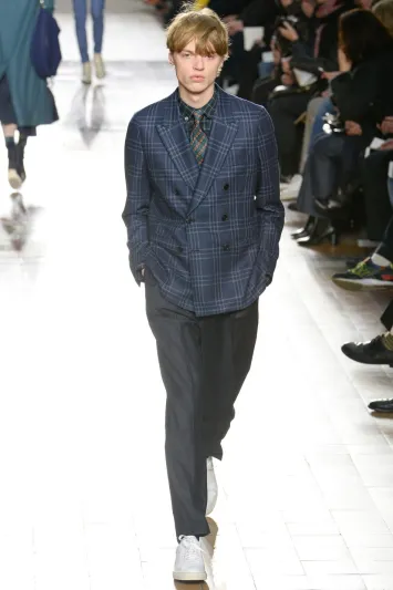 لأناقة ملفتة.. 7 طرق جديدة لارتداء قميص أوكسفورد المزرر