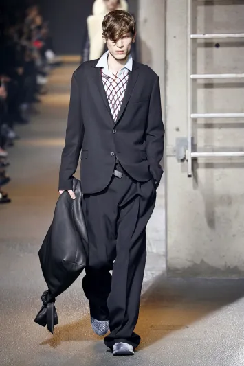 لأناقة ملفتة.. 7 طرق جديدة لارتداء قميص أوكسفورد المزرر