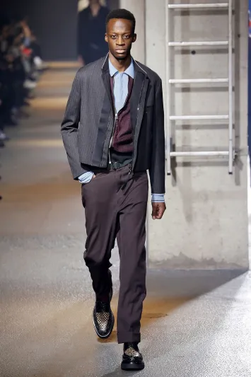 لأناقة ملفتة.. 7 طرق جديدة لارتداء قميص أوكسفورد المزرر