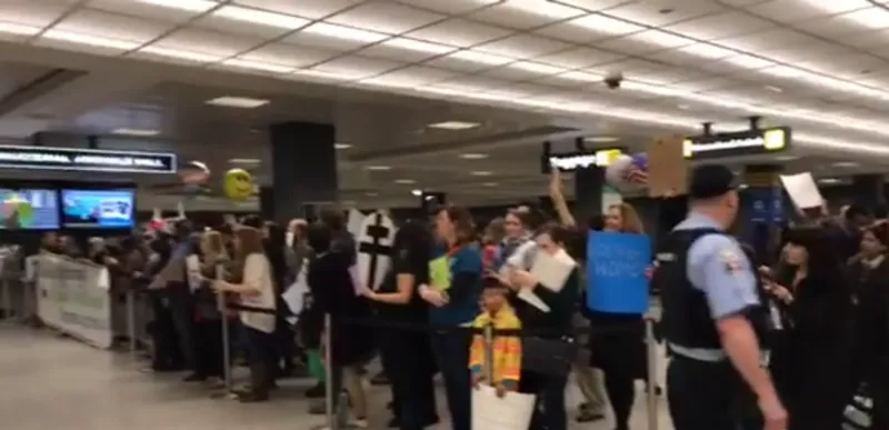 اعتقال جميع اللاجئين الذين وصلوا المطارات الأميركية (صور)