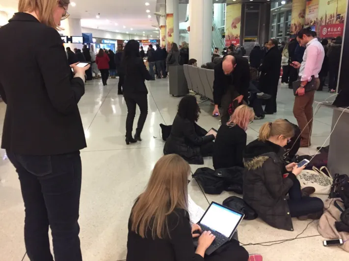 اعتقال جميع اللاجئين الذين وصلوا المطارات الأميركية (صور)