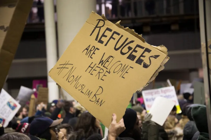 اعتقال جميع اللاجئين الذين وصلوا المطارات الأميركية (صور)