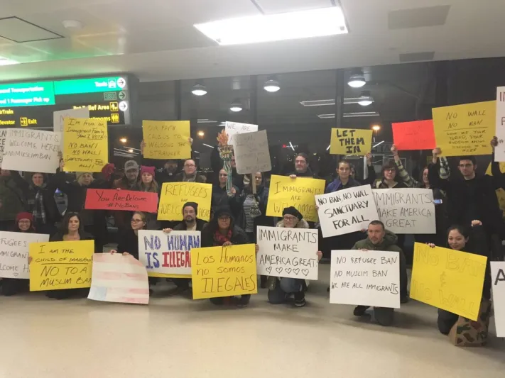 اعتقال جميع اللاجئين الذين وصلوا المطارات الأميركية (صور)