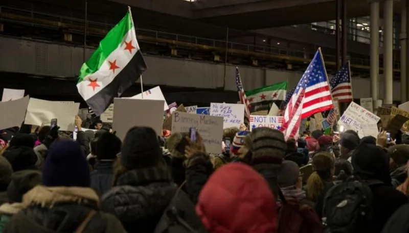 اعتقال جميع اللاجئين الذين وصلوا المطارات الأميركية (صور)