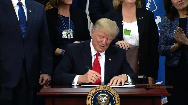 قرار ترامب ضد الدول الـ7 يشمل حاملي البطاقات الخضراء