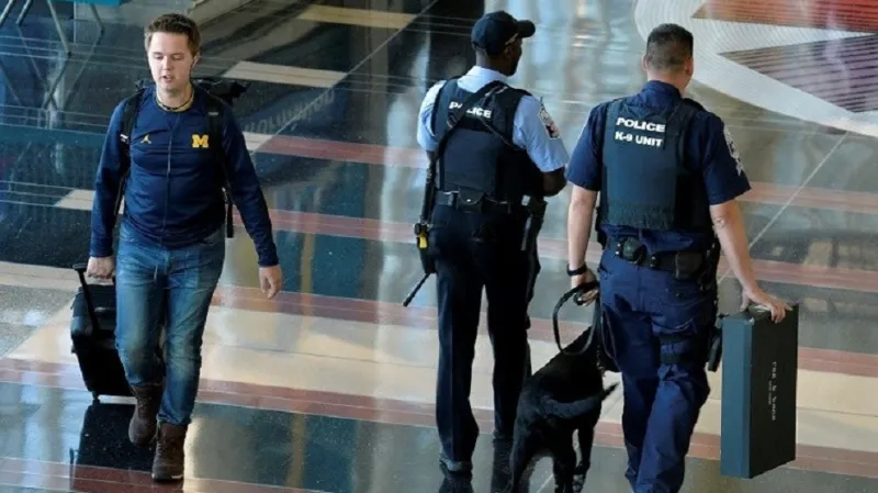 اعتقال جميع اللاجئين الذين وصلوا المطارات الأميركية (صور)