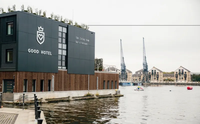 فندق لندني عائم في حوض فيكتوريا.. عندما تبحث عن الرقي والاسترخاء