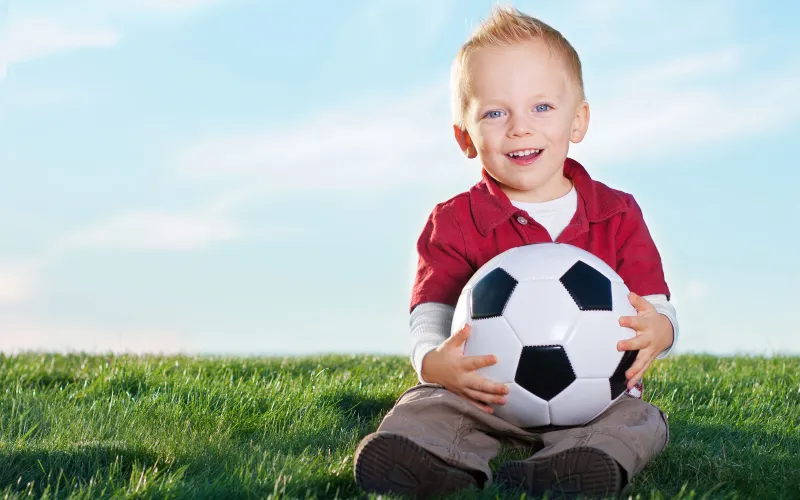 طفل يتحكم بالكرة بطريقه لن تصدقها (فيديو)