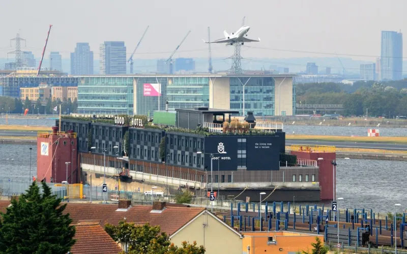 فندق لندني عائم في حوض فيكتوريا.. عندما تبحث عن الرقي والاسترخاء