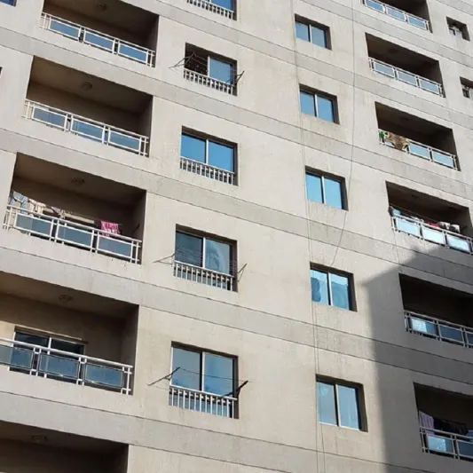 وفاة أم و إصابة رضيعتها بعد سقوطهما من الطابق الخامس في عجمان