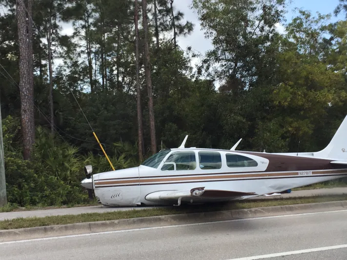 شاهد| سعودي يهبط بالطائرة على طريق سريع للسيارات بولاية فلوريدا