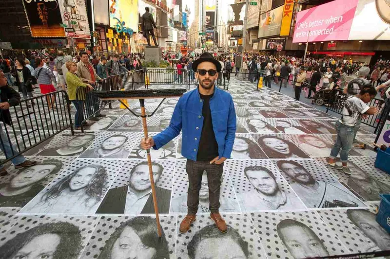 «جان رينيه» موهبة تتعدى حدود التعبير.. شاهد إبداعه في الرسم