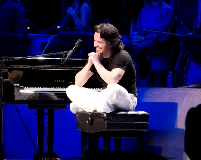 الموسيقار ياني Yanni.. عزف يصطحبك في رحلة فوق السحاب (فيديو)