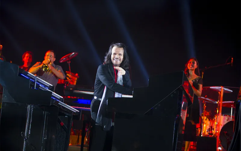 الموسيقار ياني Yanni.. عزف يصطحبك في رحلة فوق السحاب (فيديو)