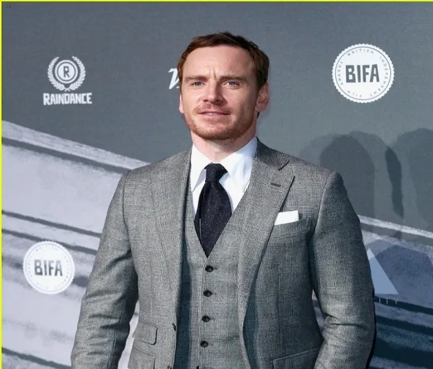 مقتطفات من أرقى بدلات النجوم في الاحتفالات (صور)