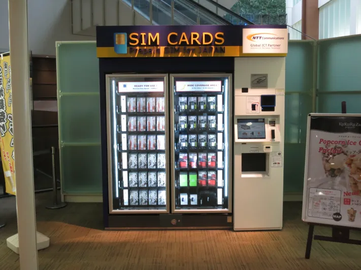 سعوديون يبتكرون آلة بيع ذاتية لمستلزمات الهواتف (فيديو)