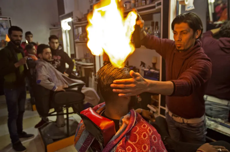 رمضان عدوان ..حلاق فلسطيني يحلق رؤوس زبائنه بالنار ! (صور)