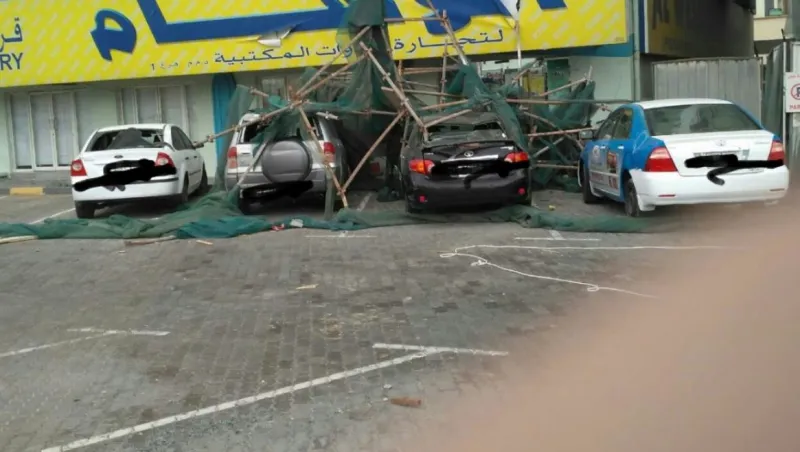 تضرر مركبات وحركة المرور بسبب سقوط حديد من بناية قيد الانشاء بعجمان