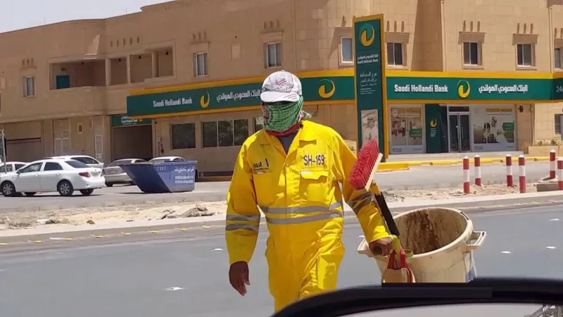 فيديو| عامل ينام داخل ماسورة في الخبر.. فما السبب الغريب؟