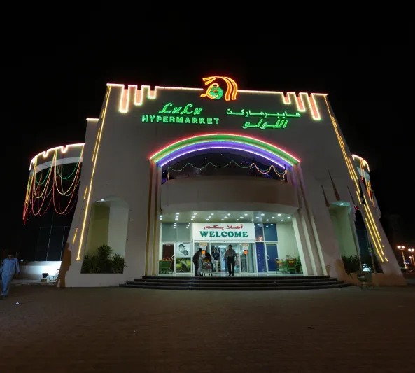 شاهد| موكب وصول الملياردير الهندي مالك أسواق الولو لمدينة حائل