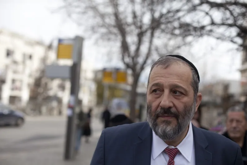 شاهد| فيديو مسرب لوزير إسرائيلي يستعين بالبصل للتظاهر بالبكاء أمام الكاميرات