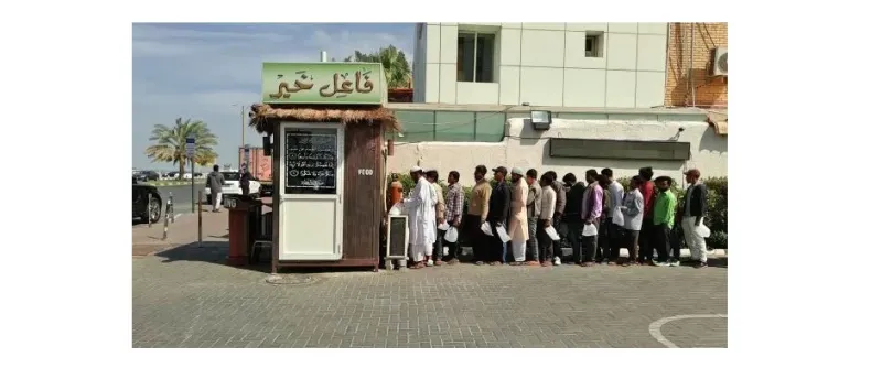 إماراتي يقدم 350 وجبة غذائية مجانية يومياً.. 