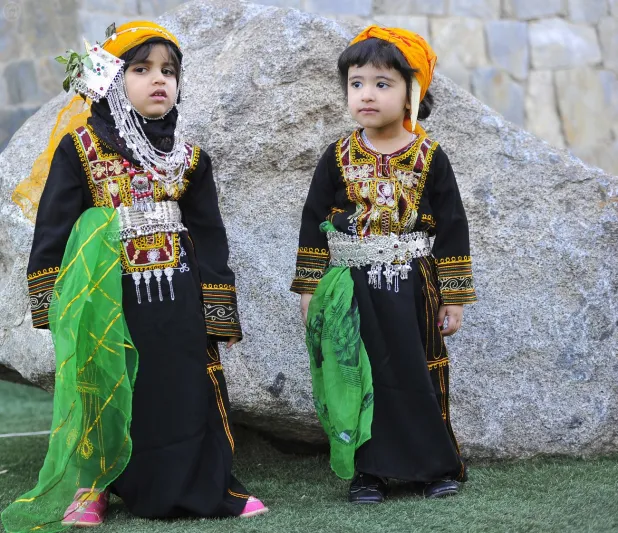 فيديو| زفة لأصغر عروسين في الجنادرية!