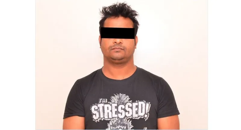 القبض على شخص يقوم بتصوير النساء في مركز تسوق