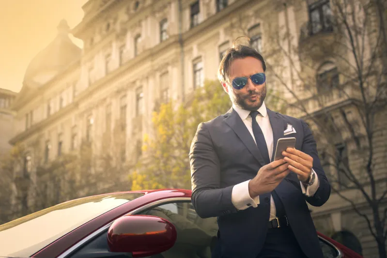 خدع تمكنك من ارتداء نفس البدلة بـ 5 طرق مختلفة (صور)