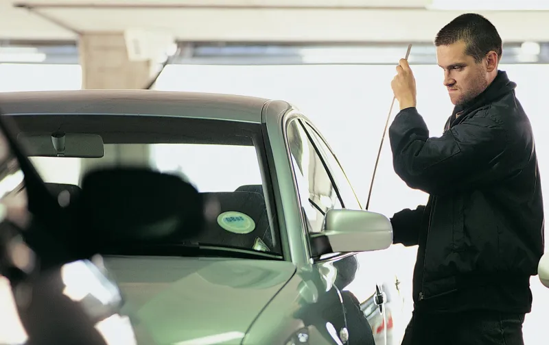 فيديو| هكذا أنقذت سعودية سيارة زوجها من السرقه