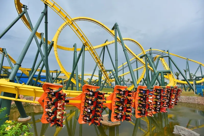 بالفيديو سقوط فتاة من إحدى ألعاب الملاهي ووفاتها