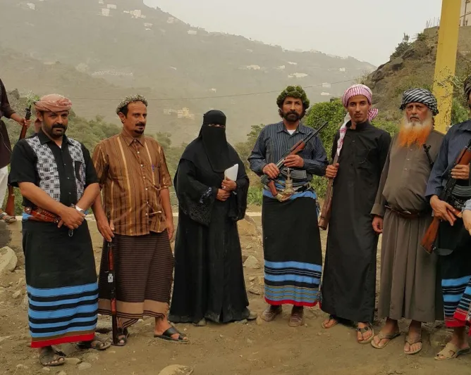 شاهد | فاطمة العنزي تحمل كلاشينكوف في الحد الجنوبي!