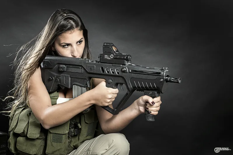 شاهد | فاطمة العنزي تحمل كلاشينكوف في الحد الجنوبي!