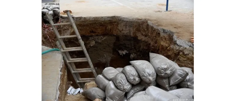 لاجئون يزورون متحفا يونانيا لحين تفكيك قنبلة تعود للحرب العالمية الثانية