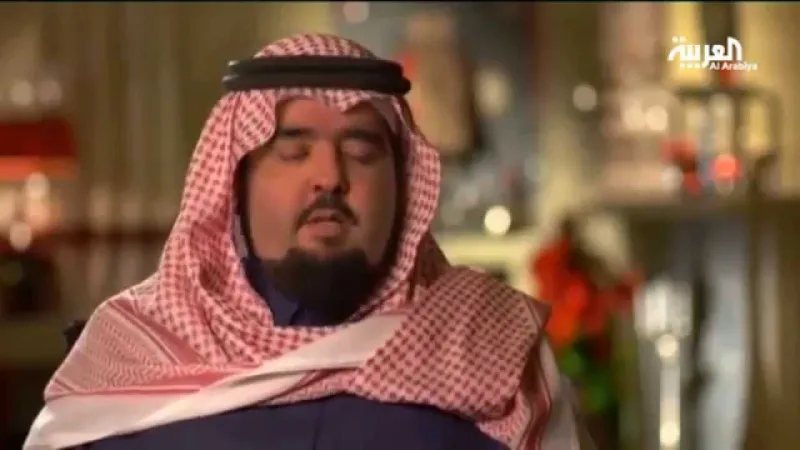 فيديو| ابن الملك فهد يترجل من سيارته أثناء المطر ويرفع يده بالدعاء