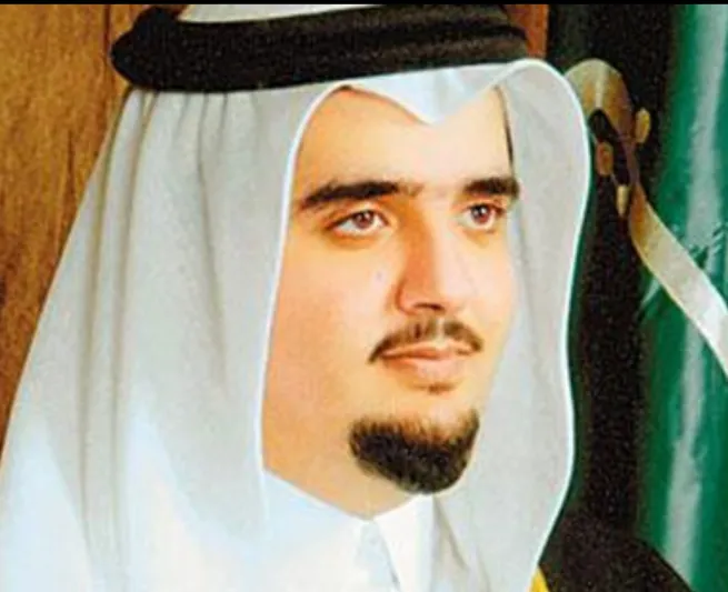 بالفيديو الامير عبد العزيز بن فهد يترجل من سيارته أثناء هطول الأمطار ليرفع يده بالبكاء