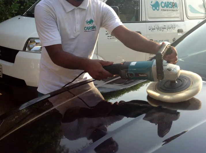فيديو| ممرض سعودي يعمل في غسل السيارات