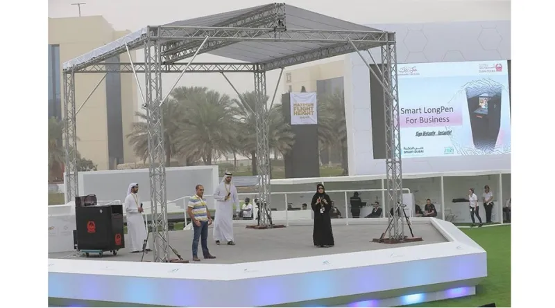 بالفيديو شرطة دبي أول جهة حكومية في العالم تعتمد التوقيع الذكي باستخدام الروبوت عن بعد