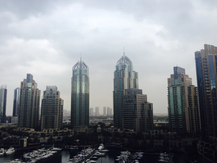 رياح قوية وغبار وأمطار غزيرة ومتوسطة على مناطق عديدة في الامارات