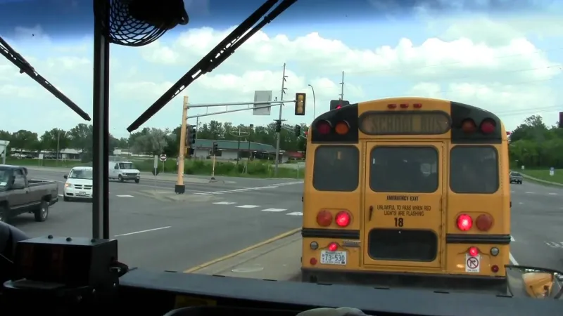 فيديو| سائق متهور يقود باص طالبات بسرعة جنونية